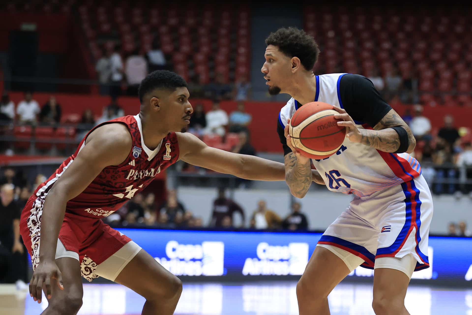 Pedro Bombino (d), de Cuba, disputa un balón con Eric Romero, de Panamá. EFE/Bienvenido Velasco