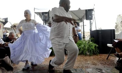Bailarines de bomba bailan en la celebración del centenario del compositor puertorriqueño Catalino 'Tite' Curet Alonso este jueves, en el cementerio Santa María de Pazzis en San Juan (Puerto Rico). EFE/ Thais llorca