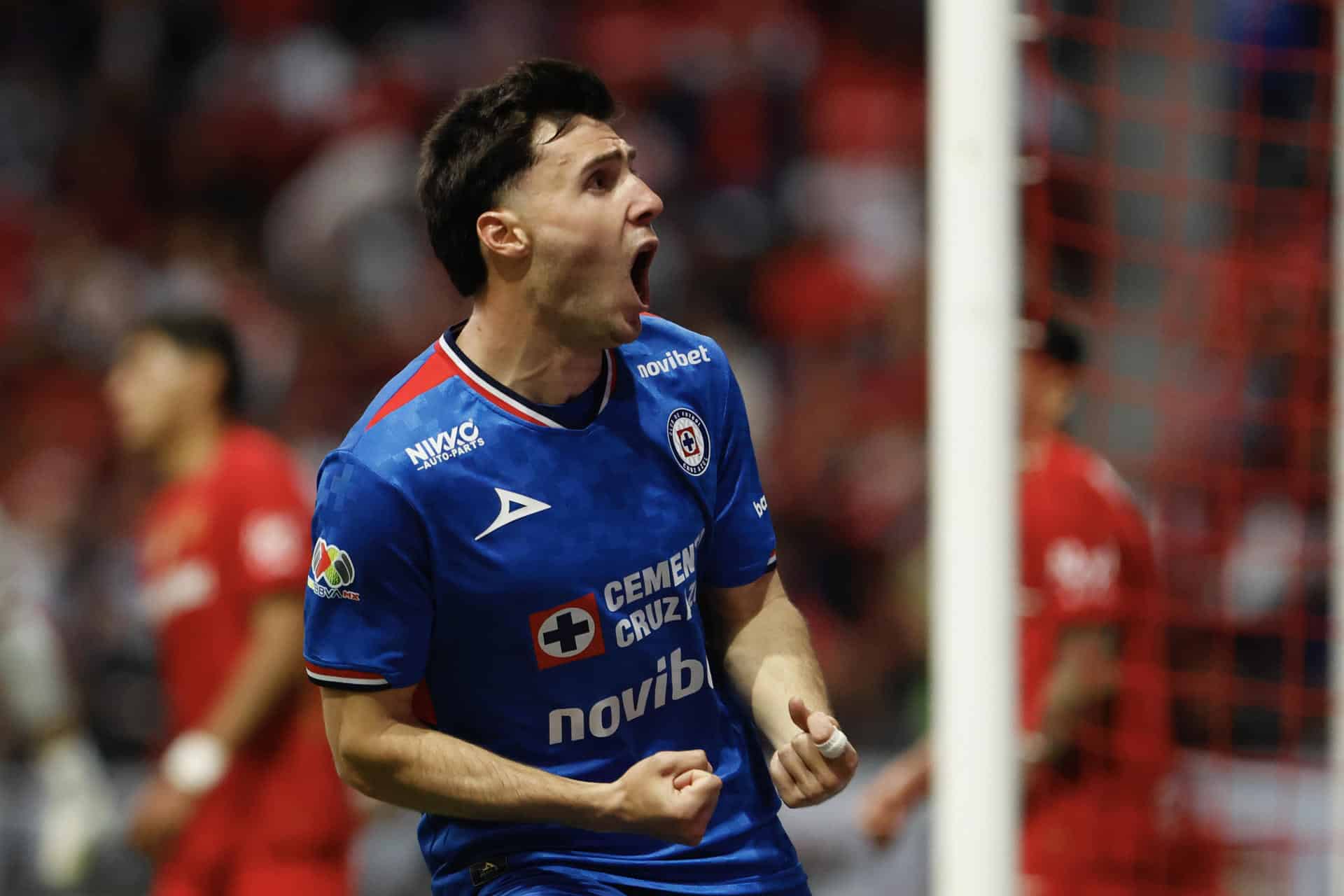 El argentino José Paradela rescató con su gol un empate 1-1 para Cruz Azul en la cancha de Toluca que le mantiene en el tercer puesto del Torneo Clausura mexicano liderado por Guadalajara. EFE/Felipe Gutiérrez