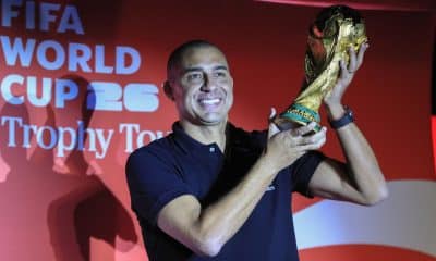 El exfutbolista franco-argentino David Trezeguet levanta el trofeo de la Copa Mundial de la FIFA 2026 durante su presentación en el recinto ferial de Corferias en Bogotá (Colombia). EFE/Carlos Ortega