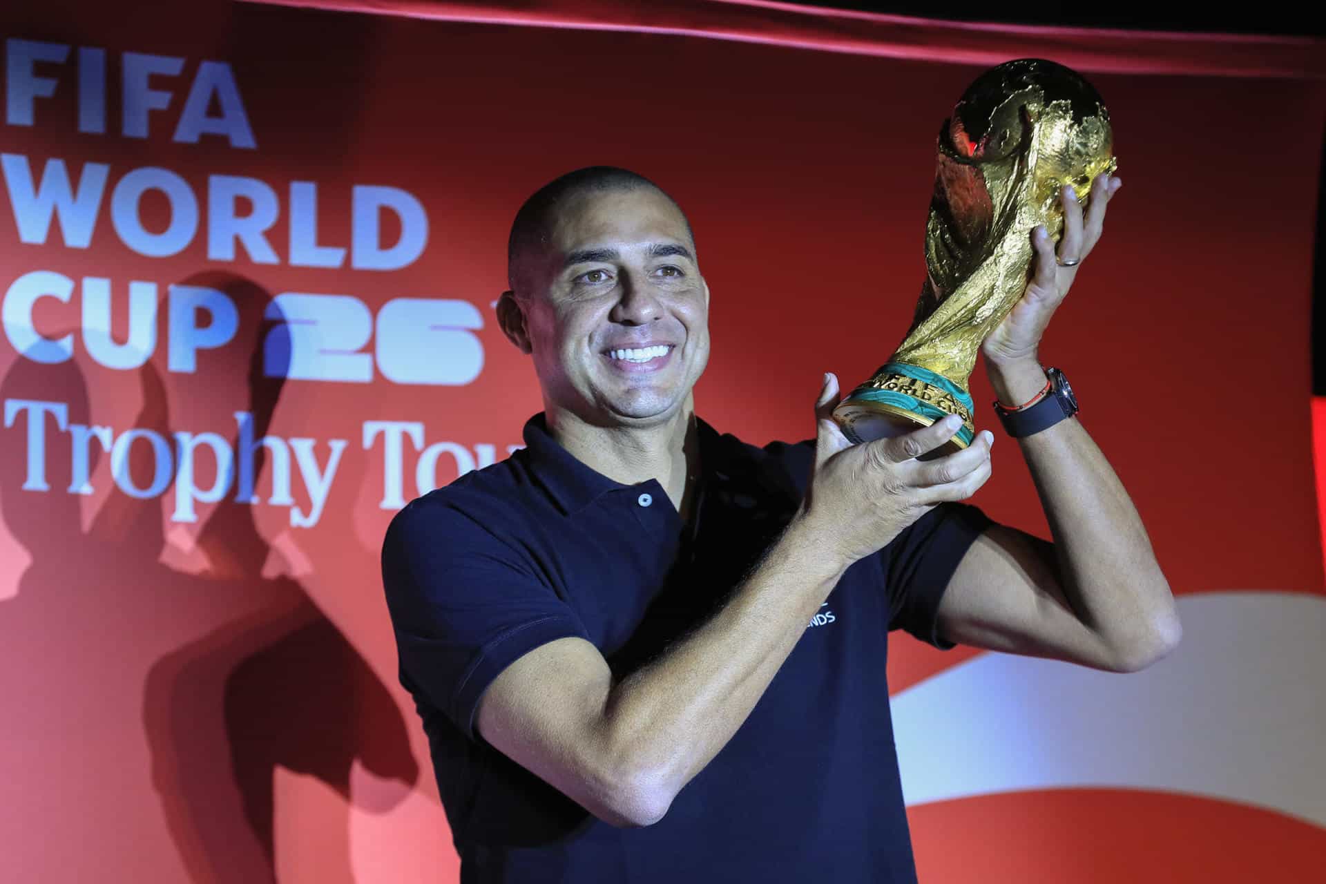 El exfutbolista franco-argentino David Trezeguet levanta el trofeo de la Copa Mundial de la FIFA 2026 durante su presentación en el recinto ferial de Corferias en Bogotá (Colombia). EFE/Carlos Ortega