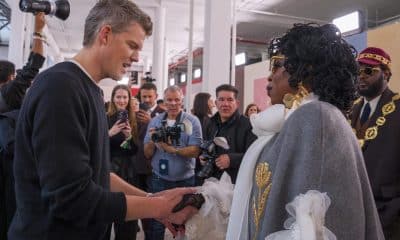 El director creativo de la marca de moda Carolina Herrera, Wes Gordon (i), saluda a la cantante Lauryn Hill durante la presentación de la nueva colección este jueves, en Nueva York (Estados Unidos). EFE/ Ángel Colmenares