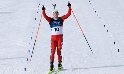 El noruego Johannes Dale-Skjevdal celebra su victoria de este viernes en la prueba de biatlón 15 kilómetros de los Juegos Olímpicos de Milán Cortina 2026. EFE/ PIERRE TEYSSOT