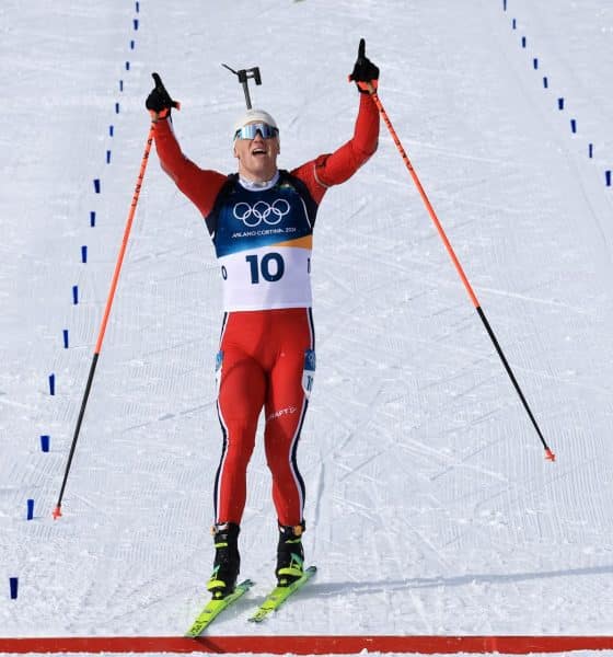 El noruego Johannes Dale-Skjevdal celebra su victoria de este viernes en la prueba de biatlón 15 kilómetros de los Juegos Olímpicos de Milán Cortina 2026. EFE/ PIERRE TEYSSOT