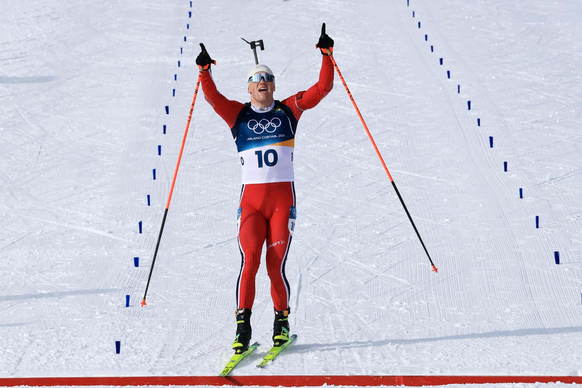 El noruego Johannes Dale-Skjevdal celebra su victoria de este viernes en la prueba de biatlón 15 kilómetros de los Juegos Olímpicos de Milán Cortina 2026. EFE/ PIERRE TEYSSOT