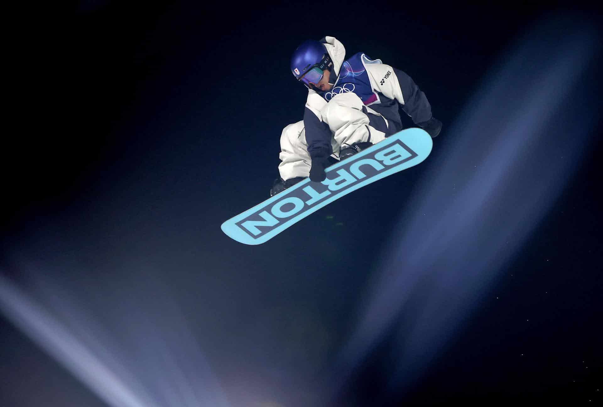 El japonés Hiroto Ogiwara lideró este jueves la clasificatoria de Big Air de snowboard de los Juegos Olímpicos de Invierno de Milán Cortina 2026 y el sábado saldrá a la final como el gran favorito a la medalla de oro. EFE/EPA/SERGEI ILNITSKY