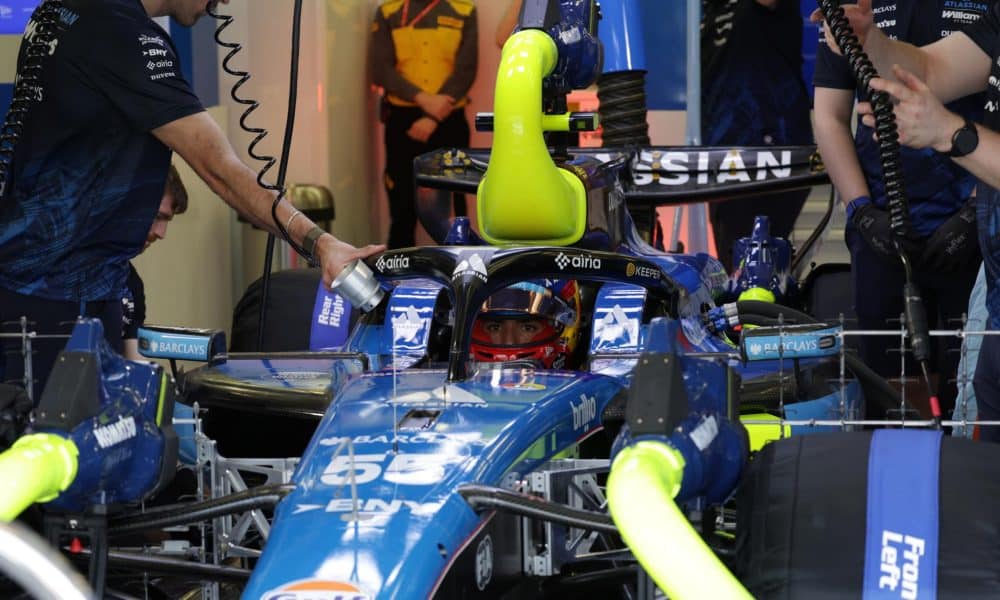 El piloto español del equipo Williams, Carlos Sainz Jr, se prepara para los entrenamientos de pretemporada de F1, este miércoles, en Bárein. EFE/EPA/ALI HAIDER