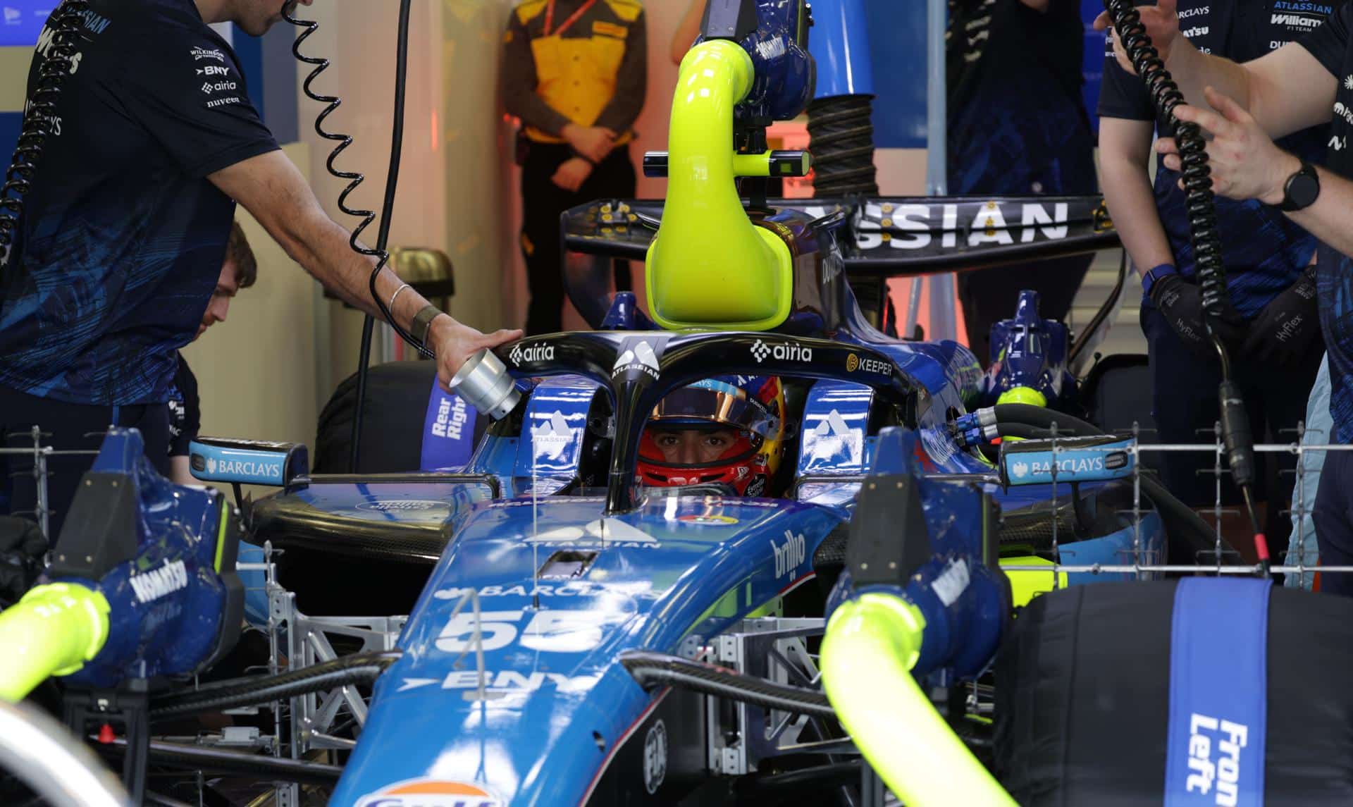 El piloto español del equipo Williams, Carlos Sainz Jr, se prepara para los entrenamientos de pretemporada de F1, este miércoles, en Bárein. EFE/EPA/ALI HAIDER