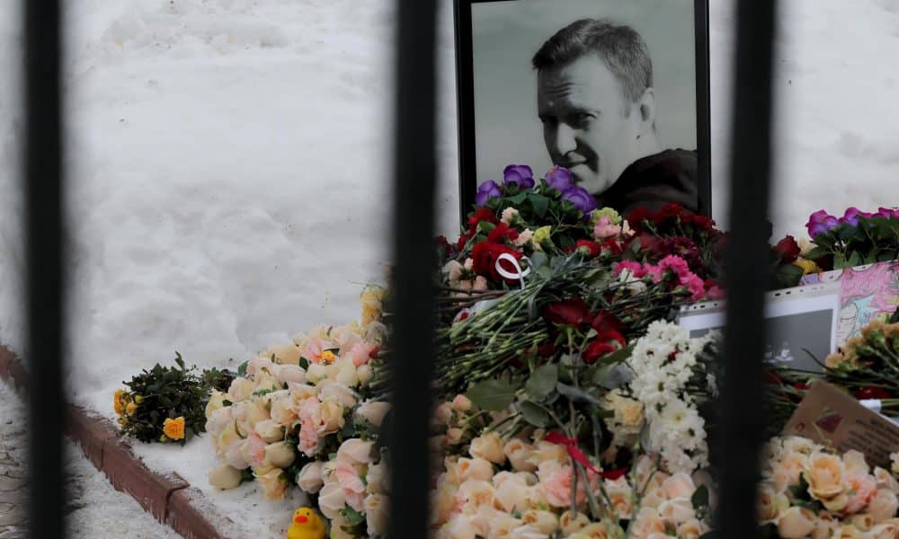 La tumba del fallecido líder de la oposición rusa Alexei Navalni durante el segundo aniversario de su muerte, este lunes en el cementerio Borisovskoye en Moscú. EFE/EPA/MAXIM SHIPENKOV