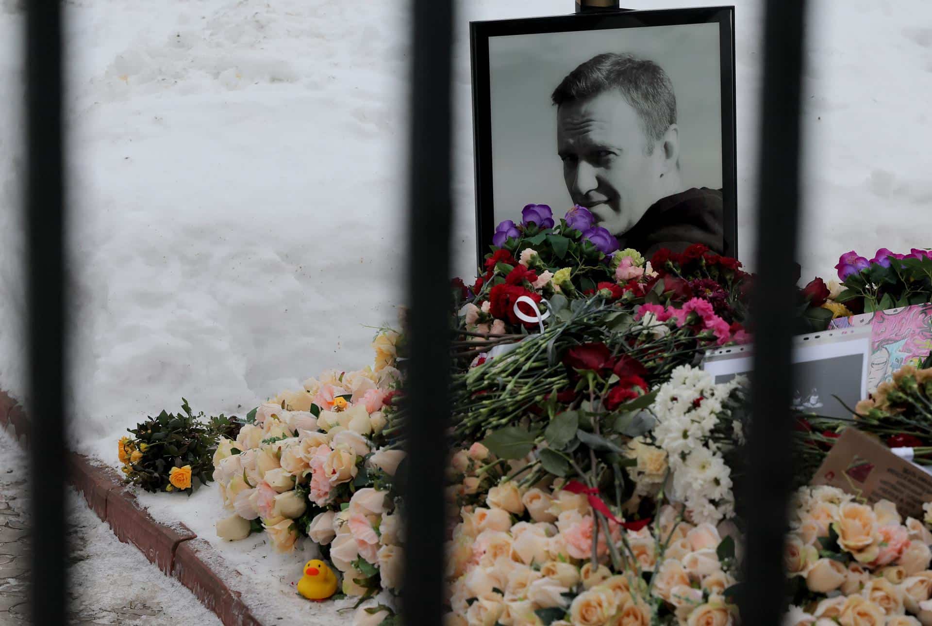 La tumba del fallecido líder de la oposición rusa Alexei Navalni durante el segundo aniversario de su muerte, este lunes en el cementerio Borisovskoye en Moscú. EFE/EPA/MAXIM SHIPENKOV
