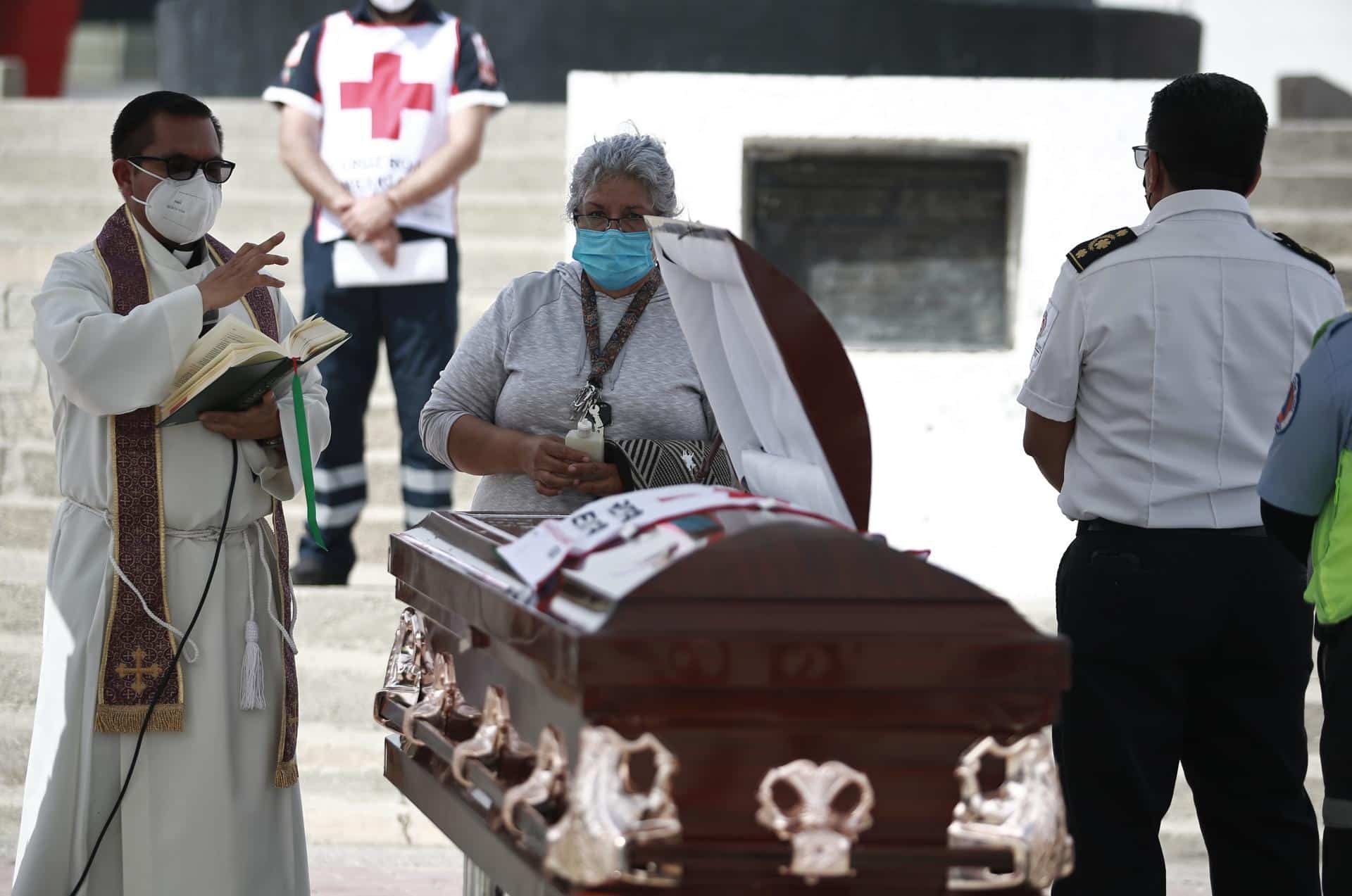 Las muertes por todas las causas en México cayeron un 5,98 % interanual en los primeros nueve meses de 2025, hasta un total de 574.929, aunque siguen por encima de los niveles prepandemia, informó este miércoles el Instituto Nacional de Estadística y Geografía (Inegi). Imagen de archivo. EFE/ Luis Torres.