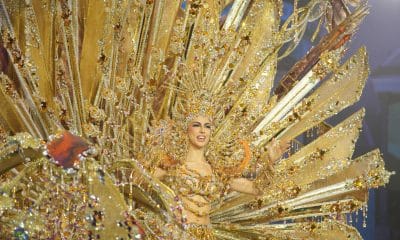 La candidata Carla Castro Castellano, con el diseño "Icónica", de Alexis Santana, durante la gala de elección de la Reina del Carnaval de Santa Cruz de Tenerife 2026 que se celebra este miércoles en el Recinto Ferial de la capital tinerfeña. EFE/Ramón de la Rocha