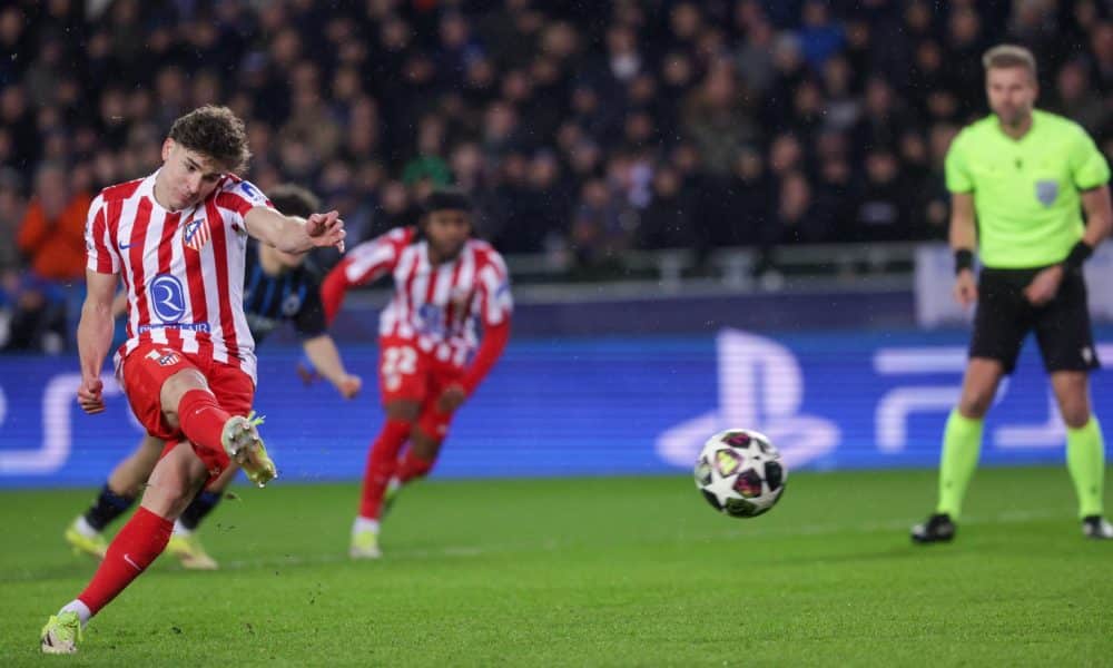 Julian Alvarez marca de penalti para el Atléico de Madrid ante el Brujas en la ida de la fase de acceso a octavos de la Liga de Campeones. EFE/EPA/OLIVIER MATTHYS