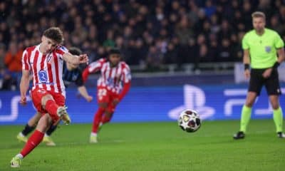 Julian Alvarez marca de penalti para el Atléico de Madrid ante el Brujas en la ida de la fase de acceso a octavos de la Liga de Campeones. EFE/EPA/OLIVIER MATTHYS