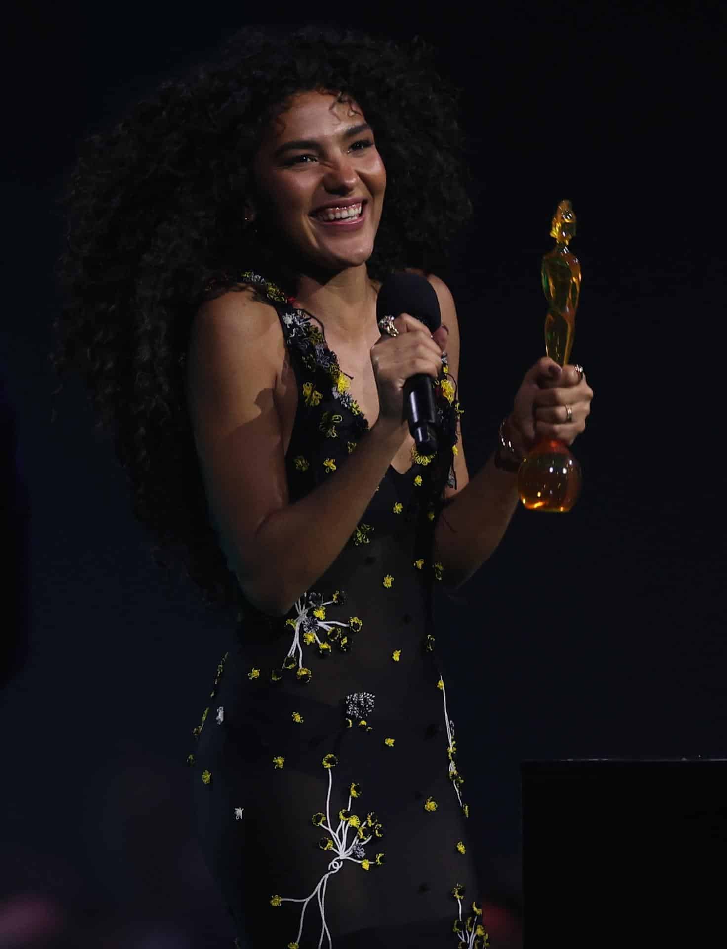 Olivia Dean con su premio a Artista del Año durante la gala de los Premios BRIT 2026 en el Co-op Live Arena, Manchester, Reino Unido, el 28 de febrero de 2026. EFE/ADAM VAUGHAN