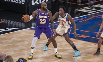 OG Anunoby (i) de New York Knicks disputa un balón con LeBron James de los Lakers este domingo, en un partido de la NBA en el Madison Square Garden. EFE/ Angel Colmenares
