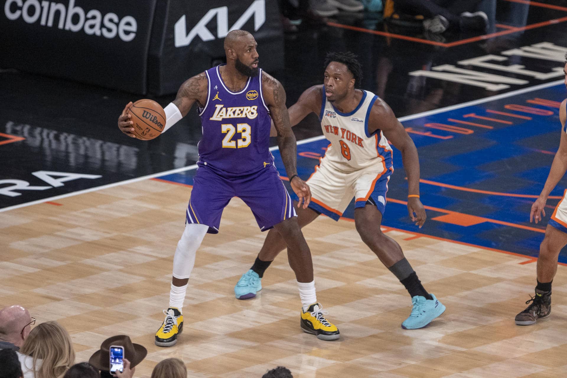 OG Anunoby (i) de New York Knicks disputa un balón con LeBron James de los Lakers este domingo, en un partido de la NBA en el Madison Square Garden. EFE/ Angel Colmenares