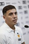 VALENCIA, 24/02/2026.- El argentino Renzo Saravia durante su presentación como nuevo jugador de Valencia CF., este martes. EFE/ Kai Forsterling
