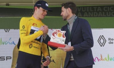 El español Iván Romeo (i), del Movistar, en el podio tras ganar este jueves la segunda etapa de la 72ª edición de la Vuelta Ciclista Andalucía-Ruta del Sol, de 138 kilómetros entre Torrox (Málaga) y Otura (Granada), un triunfo que le valió, además, para convertirse en el nuevo líder de la clasificación general.-EFE/ Pepe Torres