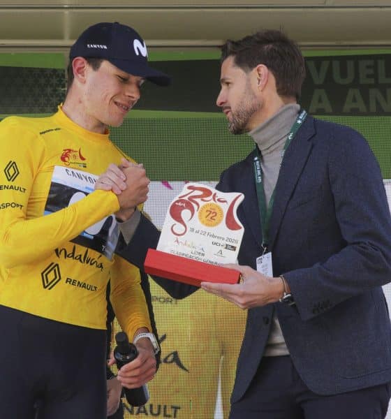El español Iván Romeo (i), del Movistar, en el podio tras ganar este jueves la segunda etapa de la 72ª edición de la Vuelta Ciclista Andalucía-Ruta del Sol, de 138 kilómetros entre Torrox (Málaga) y Otura (Granada), un triunfo que le valió, además, para convertirse en el nuevo líder de la clasificación general.-EFE/ Pepe Torres