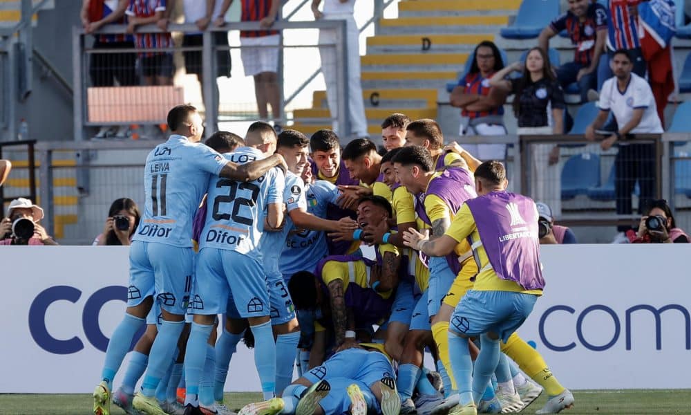 Los jugadores de O'Higgins celebran un gol en un partido de la segunda fase de la Copa Libertadores ante Bahía, en el estadio Codelco El Teniente en Rancagua (Chile). EFE/Elvis González