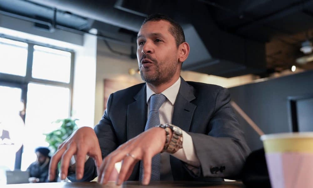 El candidato independiente en las presidenciales de Colombia Daniel Palacios habla durante una entrevista con EFE este martes, en Washington (Estados Unidos) . EFE/ Octavio Guzmán