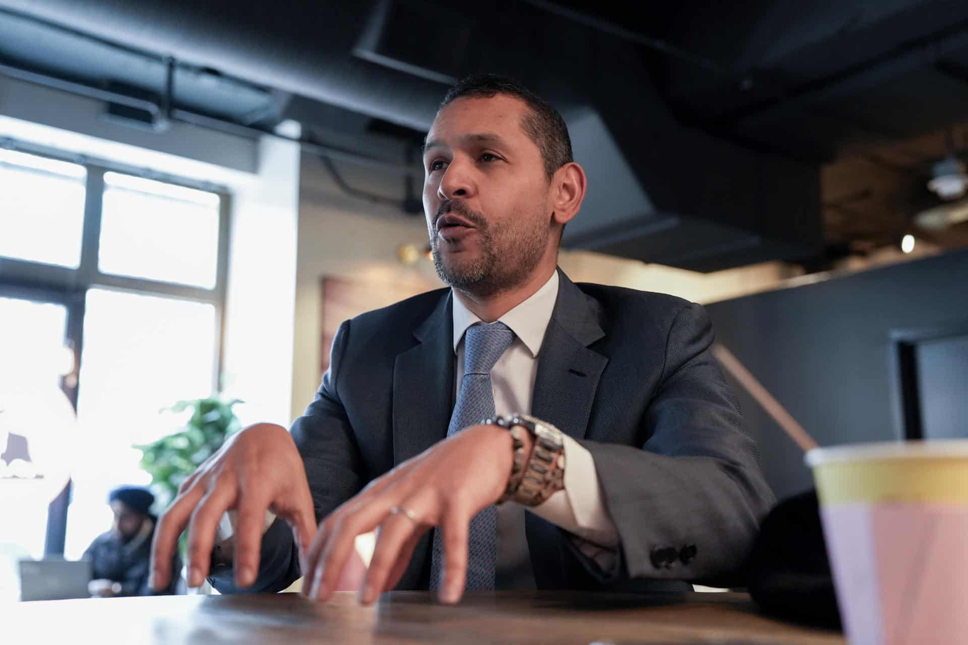 El candidato independiente en las presidenciales de Colombia Daniel Palacios habla durante una entrevista con EFE este martes, en Washington (Estados Unidos) . EFE/ Octavio Guzmán