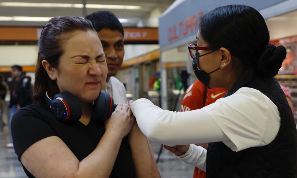 Una persona recibe una vacuna contra el Sarampión este martes, en Ciudad de México (México). EFE/Sáshenka Gutiérrez