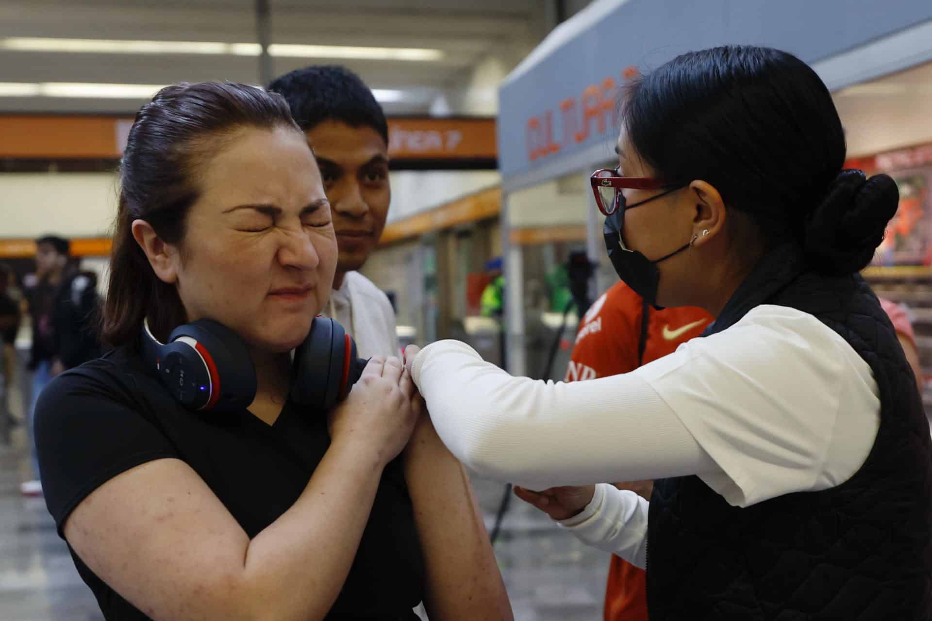 Una persona recibe una vacuna contra el Sarampión este martes, en Ciudad de México (México). EFE/Sáshenka Gutiérrez