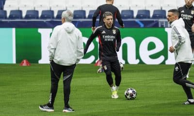 El delantero argentino del Benfica, Gianluca Prestianni, durante el entrenamiento de este martes en el estadio Santiago Bernabéu, en la víspera del partido de vuelta de la eliminatoria previa de acceso a los octavos de final de la Liga de Campeones que disputan ante el Real Madrid. EFE/ Rodrigo Jiménez
