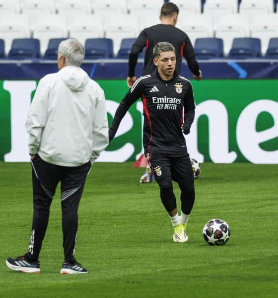 El delantero argentino del Benfica, Gianluca Prestianni, durante el entrenamiento de este martes en el estadio Santiago Bernabéu, en la víspera del partido de vuelta de la eliminatoria previa de acceso a los octavos de final de la Liga de Campeones que disputan ante el Real Madrid. EFE/ Rodrigo Jiménez