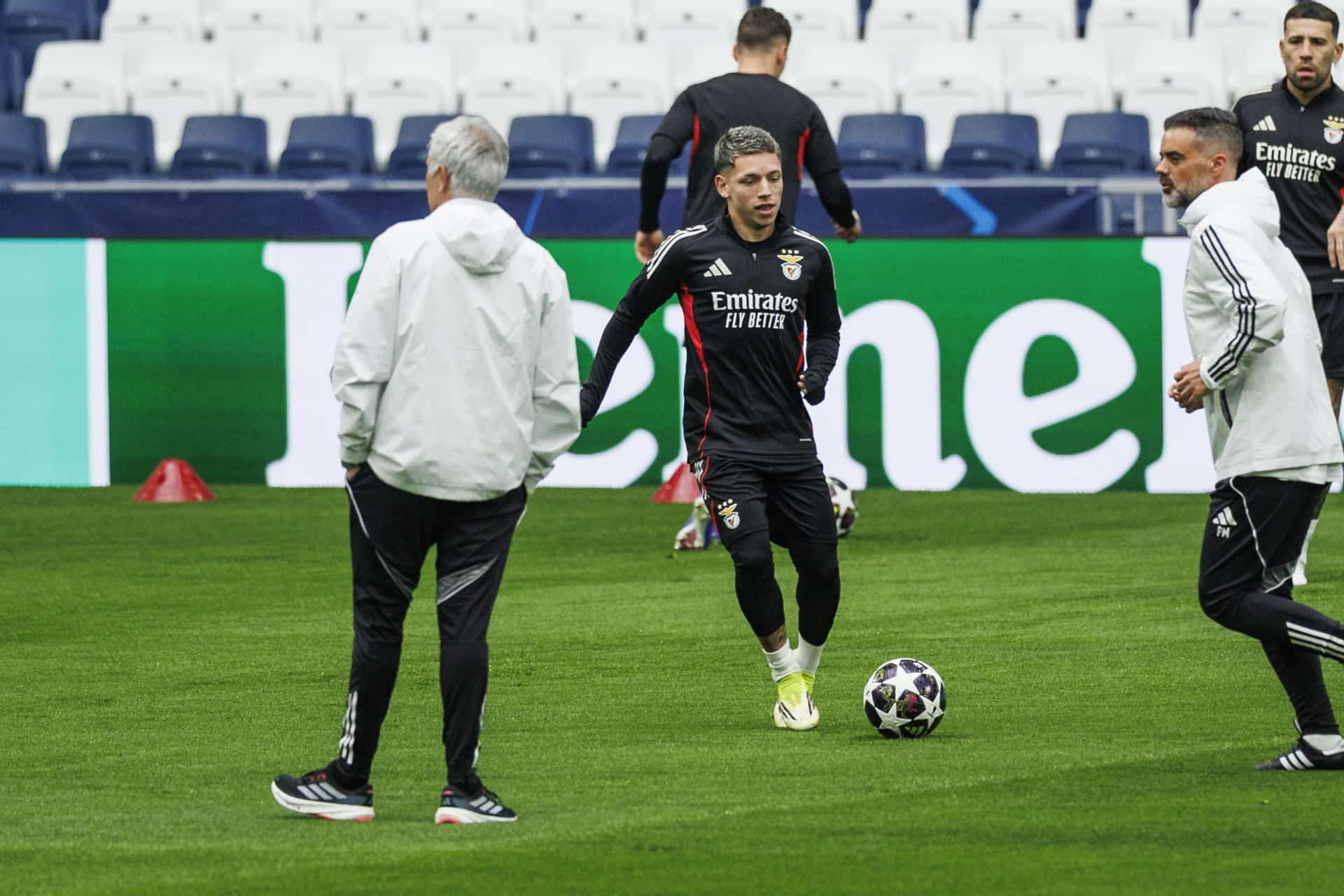 El delantero argentino del Benfica, Gianluca Prestianni, durante el entrenamiento de este martes en el estadio Santiago Bernabéu, en la víspera del partido de vuelta de la eliminatoria previa de acceso a los octavos de final de la Liga de Campeones que disputan ante el Real Madrid. EFE/ Rodrigo Jiménez