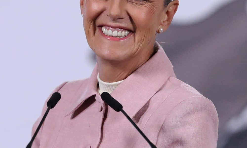 La presidenta de México, Claudia Sheinbaum, reacciona durante una rueda de prensa este lunes, en el Palacio Nacional en Ciudad de México (México). EFE/Mario Guzmán