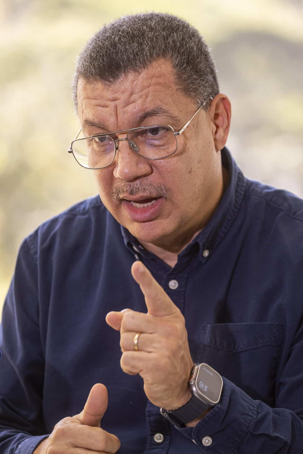 Fotografía del 5 de febrero de 2026 del opositor venezolano Simón Calzadilla hablando durante una entrevista con EFE, en Caracas (Venezuela).EFE/ Miguel Gutiérrez