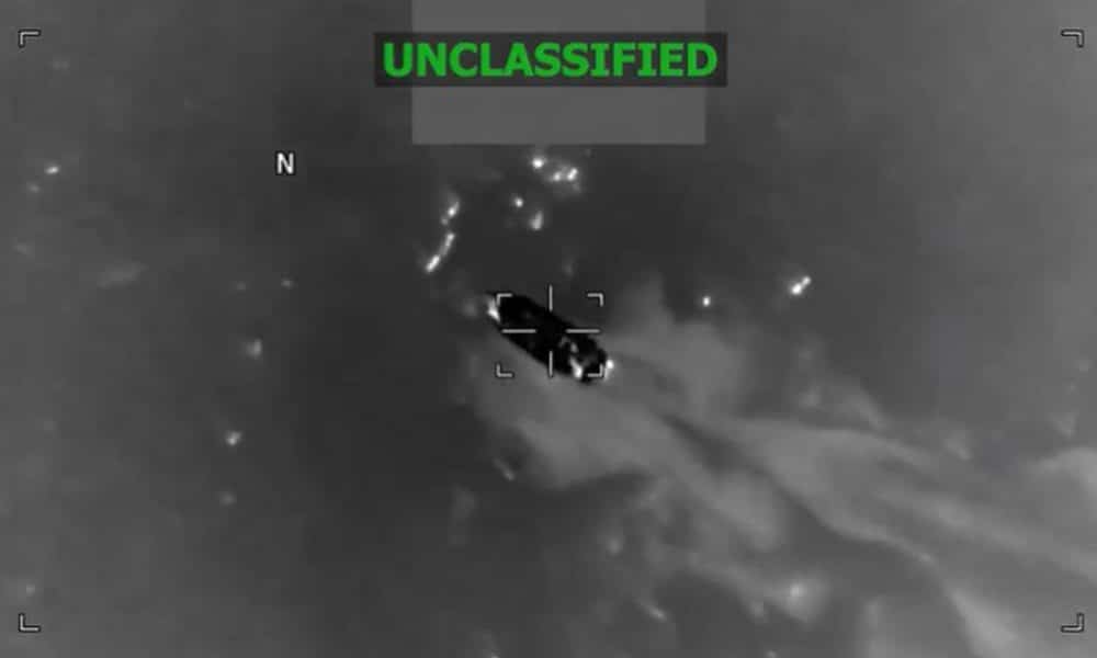 Captura de un video difundido en la cuenta en X @Southcom del Comando Sur de las fuerzas armadas de EE.UU. de una lancha supuestamente operada por organizaciones del narcotráfico en aguas internacionales en el Caribe, cerca de Venezuela. EFE/ @southcom