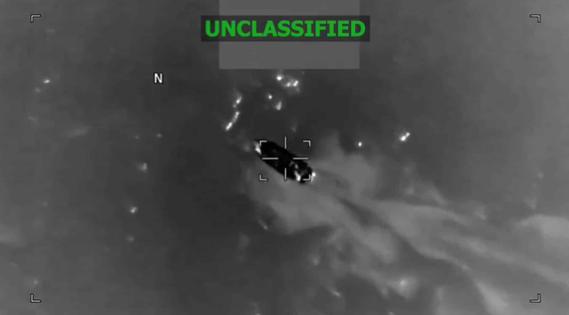 Captura de un video difundido en la cuenta en X @Southcom del Comando Sur de las fuerzas armadas de EE.UU. de una lancha supuestamente operada por organizaciones del narcotráfico en aguas internacionales en el Caribe, cerca de Venezuela. EFE/ @southcom