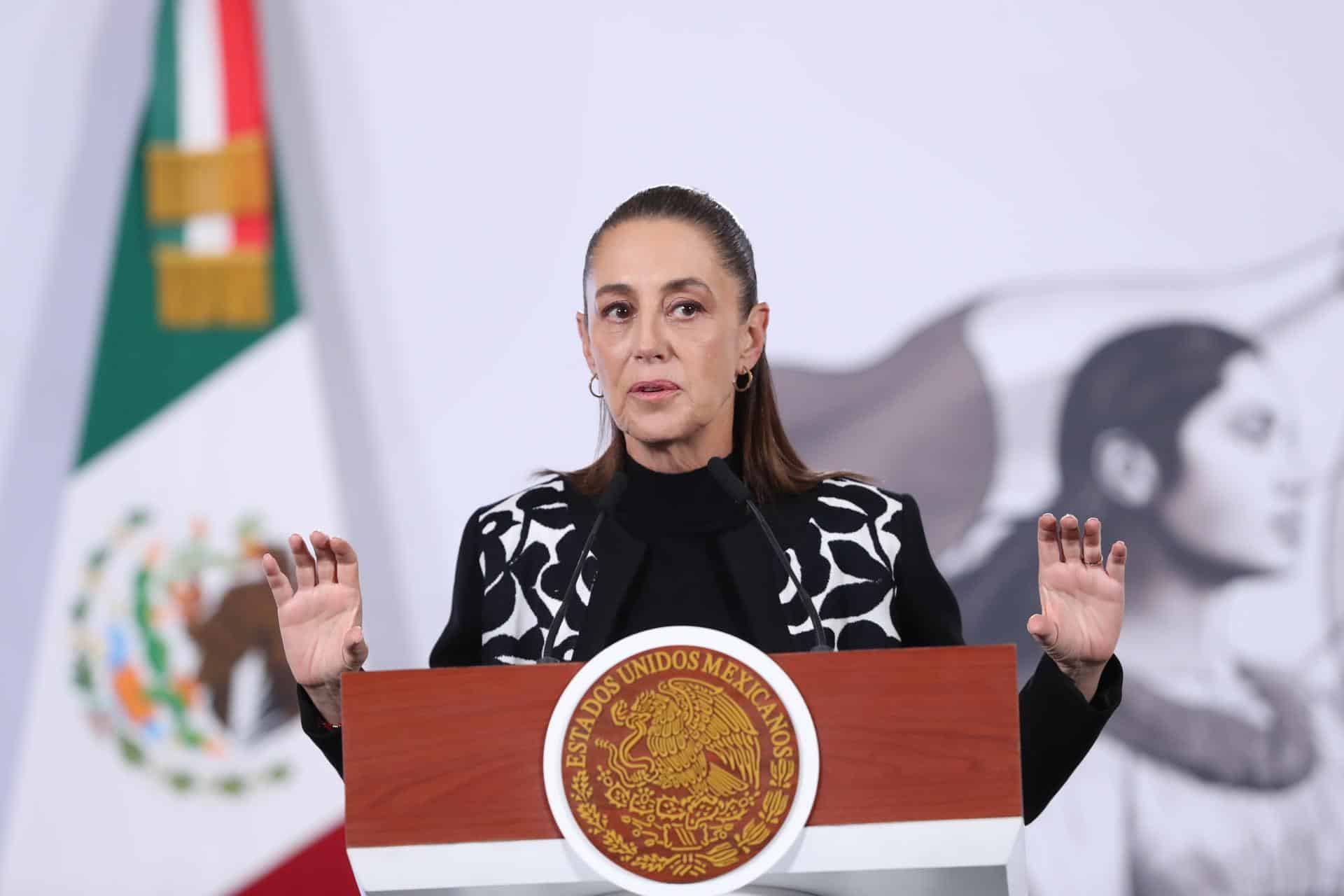 La presidenta de México, Claudia Sheinbaum, habla en una rueda de prensa este miércoles, en el Palacio Nacional de Ciudad de México (México). EFE/ Mario Guzmán