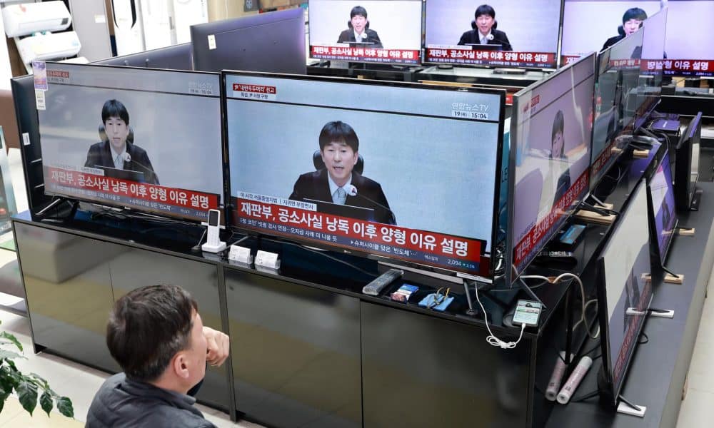 Televisores en una tienda de electrodomésticos en Seúl, Corea del Sur, el 19 de febrero de 2026, muestran la transmisión en vivo de una audiencia judicial a la que asistió el expresidente Yoon Suk Yeol, quien se encuentra en prisión, para recibir el primer veredicto sobre si la imposición de la ley marcial en 2024 constituyó una insurrección, tras la recomendación de la fiscalía especial de aplicarle la pena de muerte.
EFE/EPA/YONHAP SOUTH KOREA OUT
