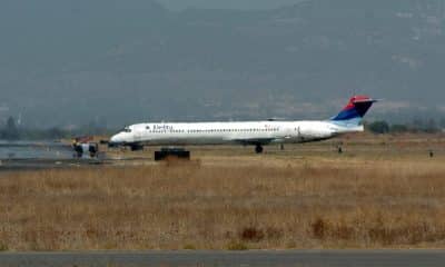 Vista general de un avión comercial de Delta Airlines en el aeropuerto de Guadalajara (México). Imagen de archivo. EFE/Tonatiuh Figueroa
