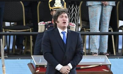 El presidente de Argentina, Javier Milei (c), asiste a una ceremonia el sábado, en San Lorenzo (Argentina). EFE/ Sebastián Granata