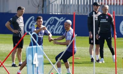 - El delantero del Atlético de Madrid Antoine Griezmann (c) junto a su compañero Koke Resurrección (2i) entrena en la Ciudad Deportiva del club en Majadahonda, este viernes. El equipo prepara su próximo partido de LaLiga EA Sports contra el Real Oviedo de este sábado. EFE/ Javier Lizón