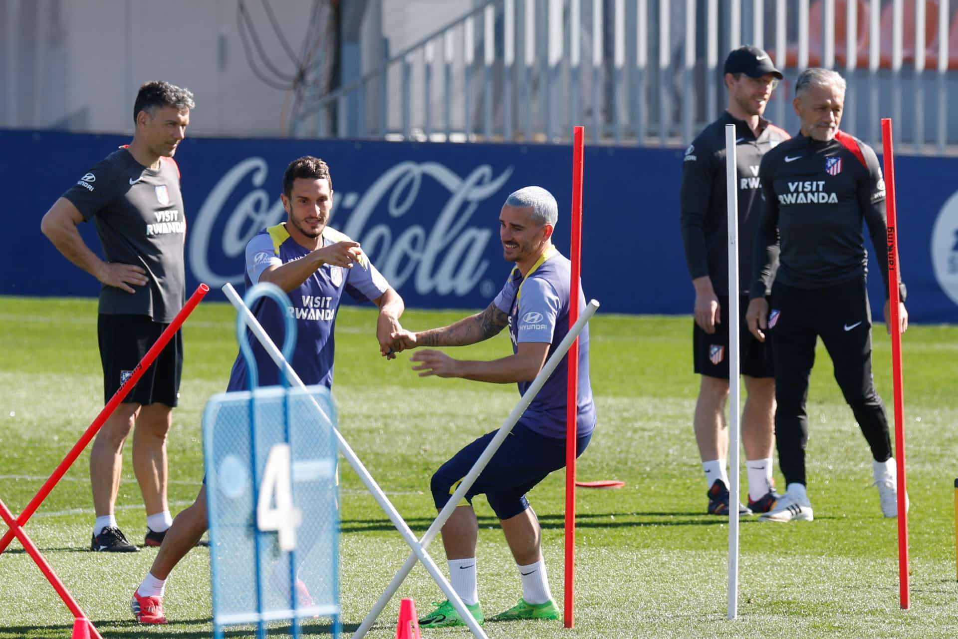 - El delantero del Atlético de Madrid Antoine Griezmann (c) junto a su compañero Koke Resurrección (2i) entrena en la Ciudad Deportiva del club en Majadahonda, este viernes. El equipo prepara su próximo partido de LaLiga EA Sports contra el Real Oviedo de este sábado. EFE/ Javier Lizón