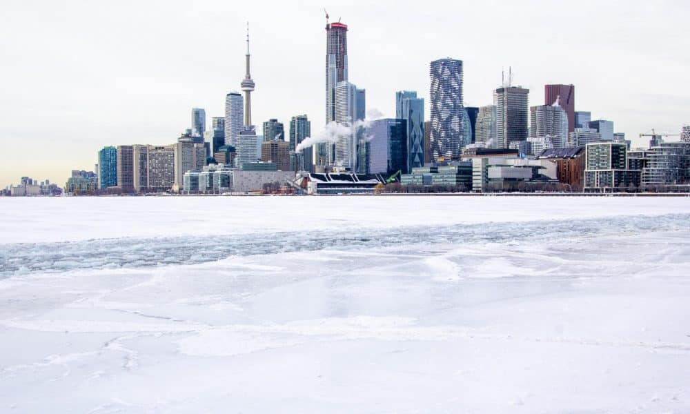Fotografía que muestra el congelado lago Ontario este lunes, en Toronto (Canadá). EFE/ Julio César Rivas