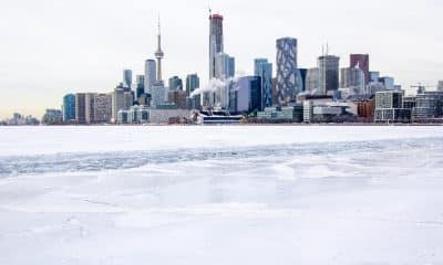 Fotografía que muestra el congelado lago Ontario este lunes, en Toronto (Canadá). EFE/ Julio César Rivas