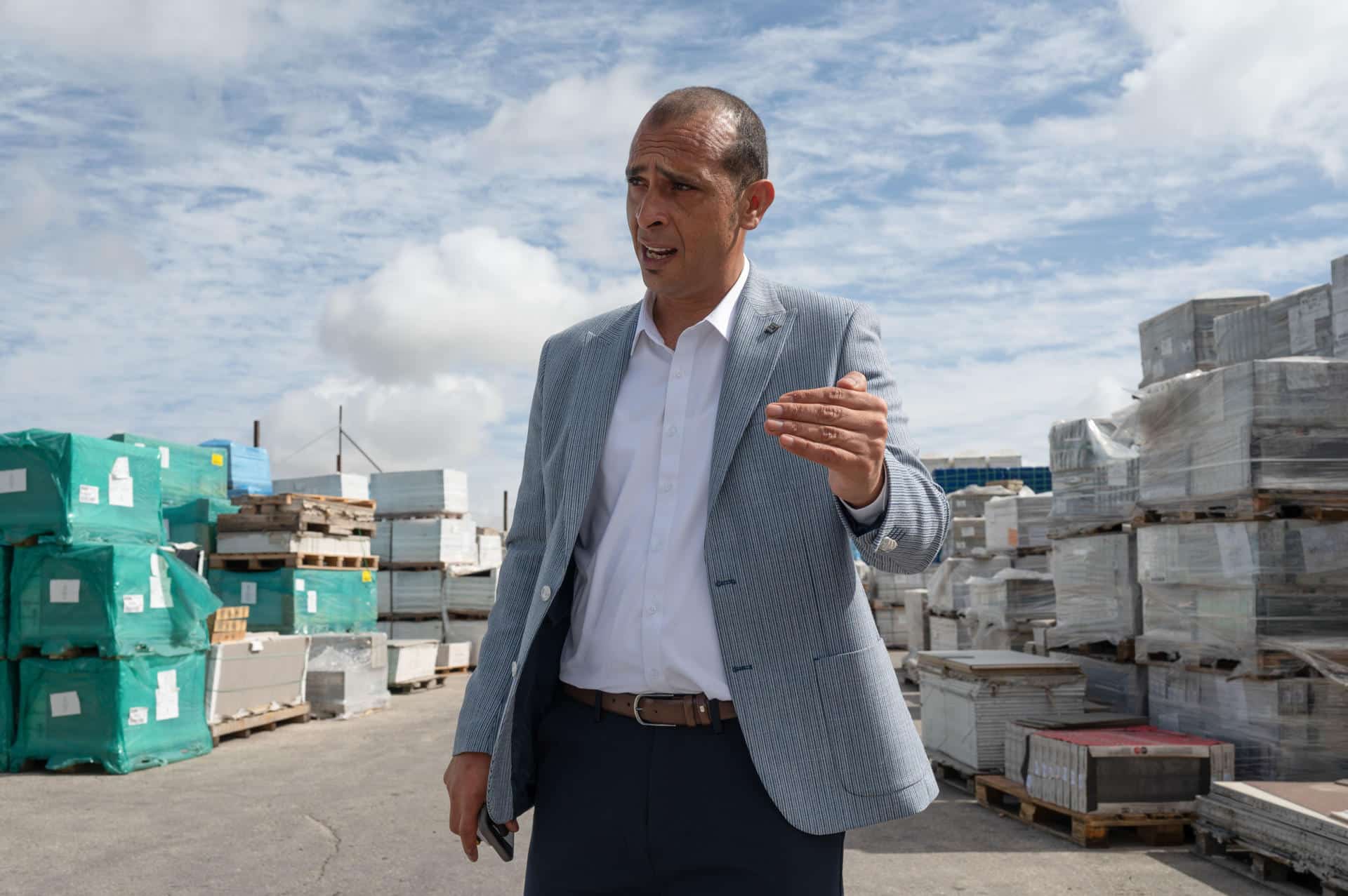 Israel congeló en junio la transferencia de los conocidos como 'ingresos de liquidación' a la Autoridad Nacional Palestina (ANP), una partida que supone unos dos tercios de su presupuesto y que, según ésta, hoy asciende a un acumulado de 4.500 millones de dólares, amenazando ya con un colapso económico. "Tras las acciones de la Autoridad Palestina contra Israel en instituciones internacionales, la cúpula política decidió suspender la transferencia de fondos", dijo el Ministerio de Finanzas de Israel a EFE en un comunicado. Vinculados por el Protocolo de París (1994), Israel debe enviar a la ANP estos ingresos de liquidación, que incluyen principalmente recaudaciones como el IVA sobre productos extranjeros o israelíes vendidos en los territorios palestinos ocupados; aranceles de importación e impuestos sobre la renta de trabajadores palestinos en Israel. En la imagen, el empresario Issam Qawasma, director de la empresa Cerámicas Al Quds. EFE/ Magda Gibelli