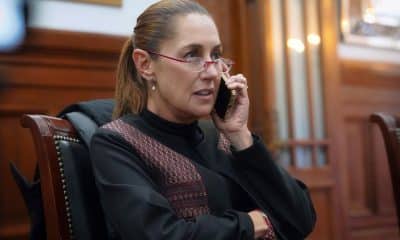 Fotografía cedida por la Presidencia de México que muestra a la mandataria Claudia Sheinbaum durante una llamada telefónica con el presidente de la FIFA Gianni Infantino este jueves, en Ciudad de México (México). EFE/ Presidencia de México /SOLO USO EDITORIAL/ NO VENTAS/ SOLO DISPONIBLE PARA ILUSTRAR LA NOTICIA QUE ACOMPAÑA (CRÉDITO OBLIGATORIO)