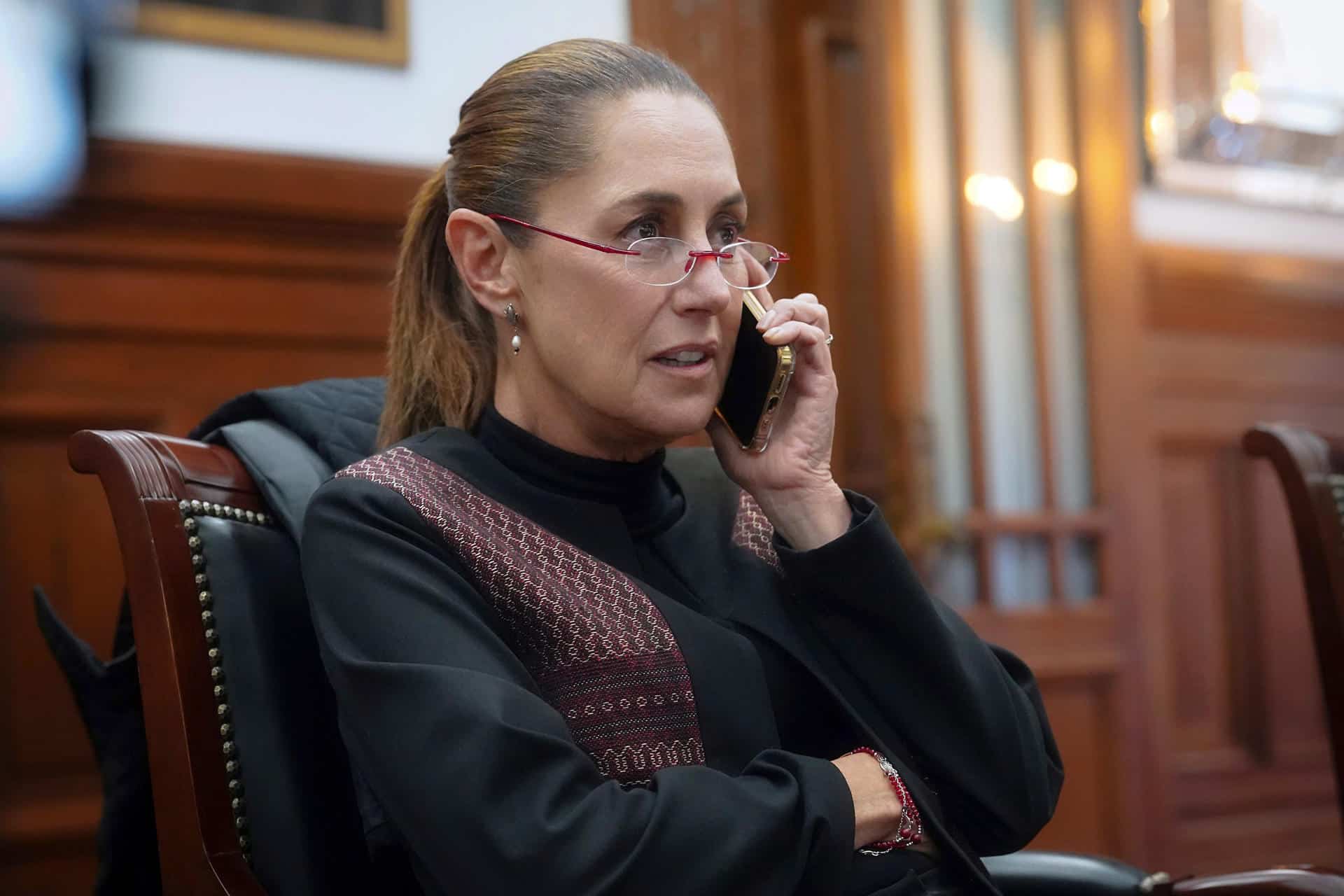 Fotografía cedida por la Presidencia de México que muestra a la mandataria Claudia Sheinbaum durante una llamada telefónica con el presidente de la FIFA Gianni Infantino este jueves, en Ciudad de México (México). EFE/ Presidencia de México /SOLO USO EDITORIAL/ NO VENTAS/ SOLO DISPONIBLE PARA ILUSTRAR LA NOTICIA QUE ACOMPAÑA (CRÉDITO OBLIGATORIO)