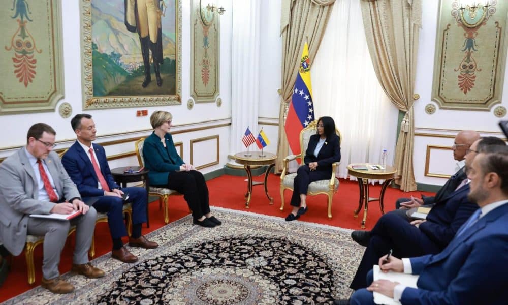 Fotografía difundida por el Palacio de Miraflores de la presidenta encargada de Venezuela Delcy Rodríguez (c) reunida con la encargada de negocios de EE.UU. de la Unidad de Asuntos para Venezuela, Laura Dogu (3-i) en Caracas (Venezuela). EFE/ Palacio de Miraflores