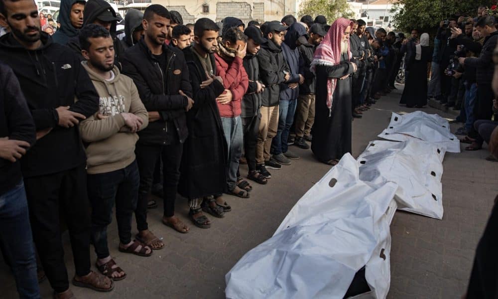 Palestinos rezan junto a los cadáveres de víctimas de un ataque israelí, en el Hospital Nasser en Jan Yunis, en el sur de la Franja de Gaza, el 15 de febrero de 2026. EFE/EPA/HAITHAM IMAD