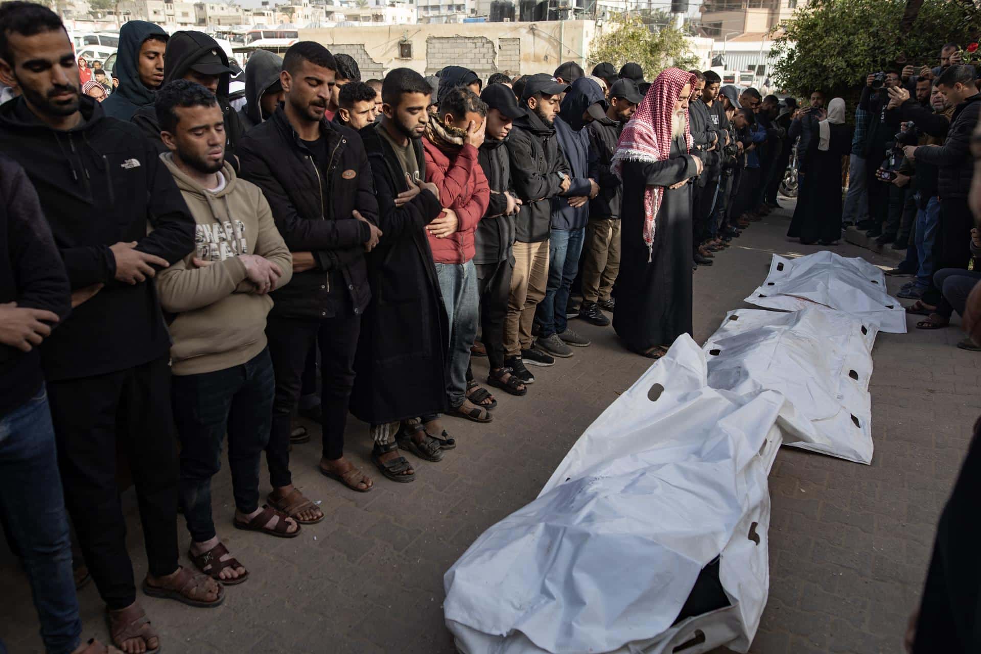 Palestinos rezan junto a los cadáveres de víctimas de un ataque israelí, en el Hospital Nasser en Jan Yunis, en el sur de la Franja de Gaza, el 15 de febrero de 2026. EFE/EPA/HAITHAM IMAD